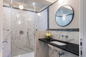 Douche, sèche-cheveux, serviettes fournies, savon