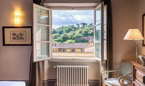 4 chambres, bureau, fer et planche à repasser, lit parapluie