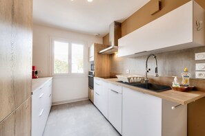 Fridge, oven, stovetop, coffee/tea maker