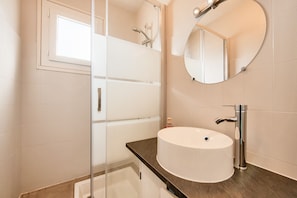Shower, hair dryer - House for 6 with terrace and garden (Guissény)