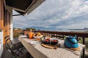 Outdoor dining - Prince Garda. Catullo Home: Family and Pet Friendly Apartment with Pools. (Villaggio Sanghen)