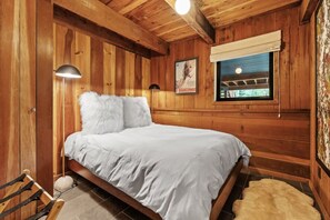 5 soverom, skrivebord, strykejern/-brett og reiseseng for barn