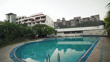 2 outdoor pools