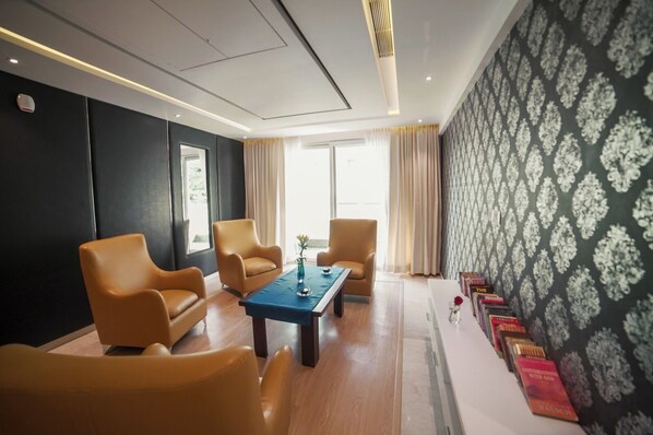 Luxury Studio Suite | Desk, laptop workspace, free WiFi - BNGV Grandeur Hotel & Banquets (Bengaluru)