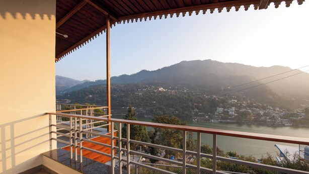 Een balkon met uitzicht op een meer en bergen.