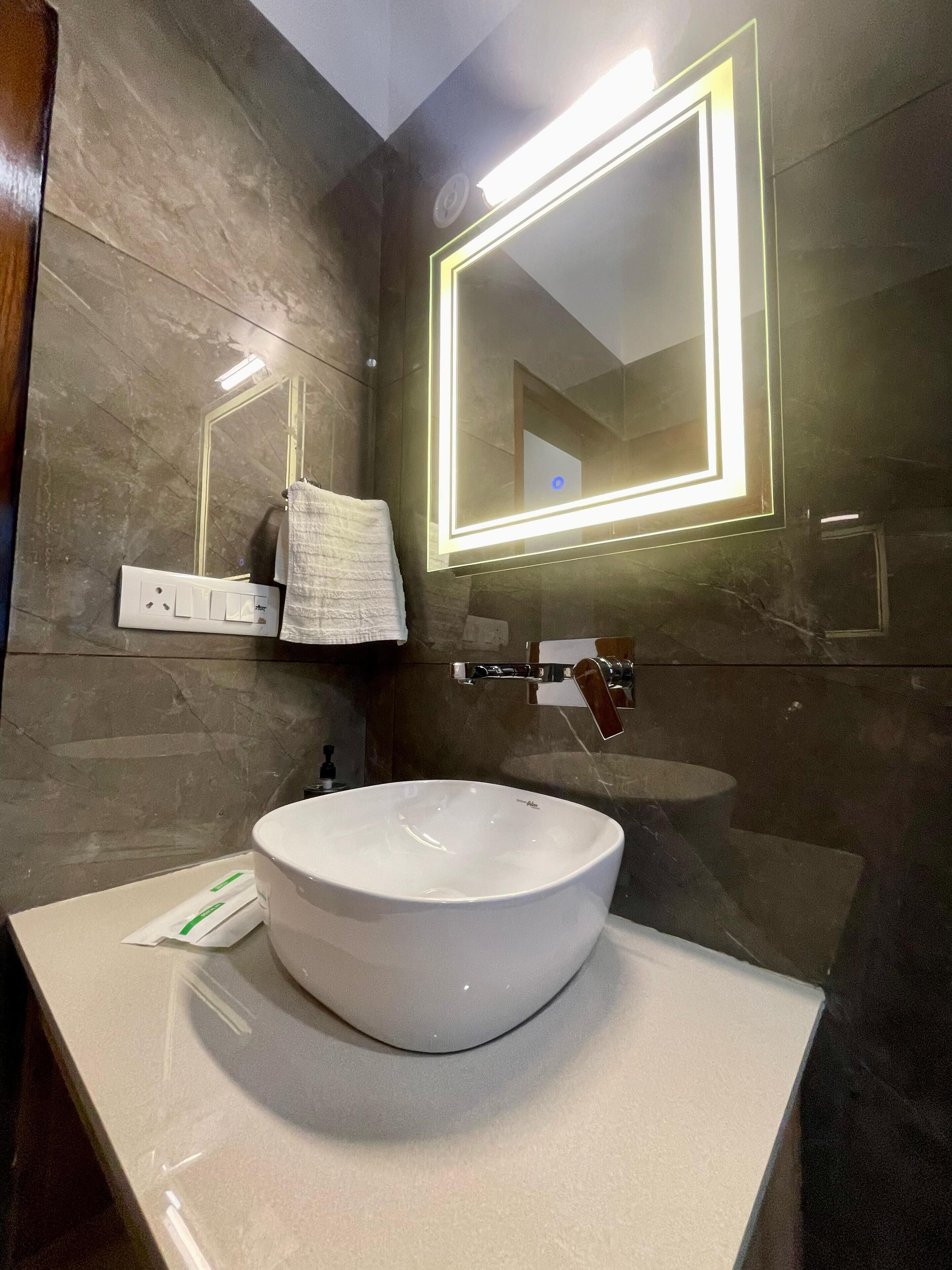 Deluxe Room, Lake View | Bathroom | Shower, free toiletries, towels, soap