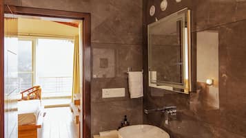 Habitación Deluxe, vista al lago | Baño | Regadera, amenidades de baño gratuitas, toallas, jabón