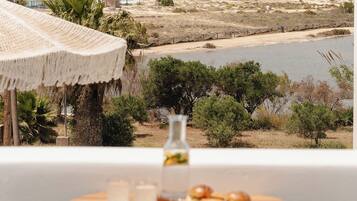 Suite Premium, plusieurs lits, vue mer, en bord de plage | Terrasse/Patio