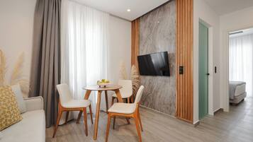 高級套房, 多張床, 海景, 海濱 | 客廳 | 40 吋智能電視連有線電視頻道