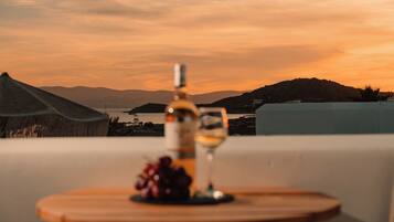 Suíte premium, várias camas, vista para o mar, ao lado da praia | Terraço/pátio