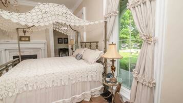 4 bedrooms, desk, iron/ironing board, WiFi