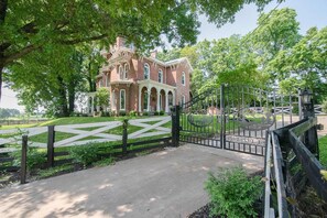 Exterior - Historic 1850 Towering Italianate Mansion (Lexington)