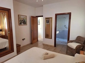 4 chambres, fer et planche à repasser, Wi-Fi, draps fournis