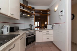 Kylskåp, mikrovågsugn, ugn och spishäll