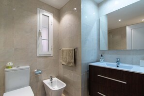 Douche, sèche-cheveux, serviettes fournies