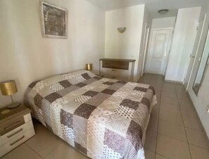 2 dormitorios, tabla de planchar con plancha, wifi y ropa de cama