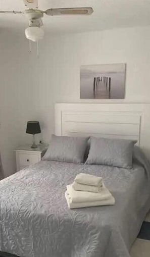 2 chambres, fer et planche à repasser, Wi-Fi, draps fournis