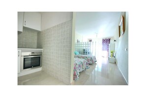 Tabla de planchar con plancha, wifi, ropa de cama