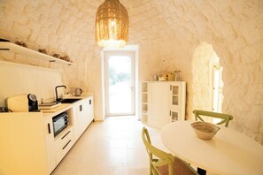 Villa, vue jardin | Cuisine privée | Réfrigérateur, micro-ondes, plaque de cuisson