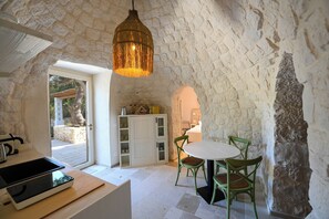 Villa, Garden View | Private kitchen | Fridge, microwave, stovetop, cookware/dishes/utensils - Villa Leonardo Luxury Locorotondo (Martina Franca)