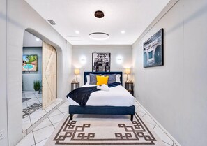 7 bedrooms, desk, iron/ironing board, travel cot - Tranquil 7BD Villa-Pool-BBQ (Wilton Manors)
