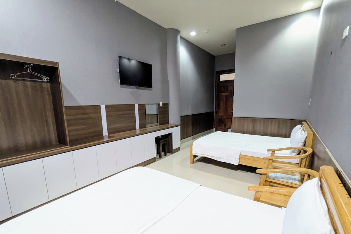 Standard Quadruple Room | Desk, laptop workspace, blackout curtains, soundproofing