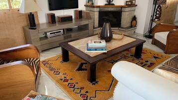 Een smart-tv en een open haard