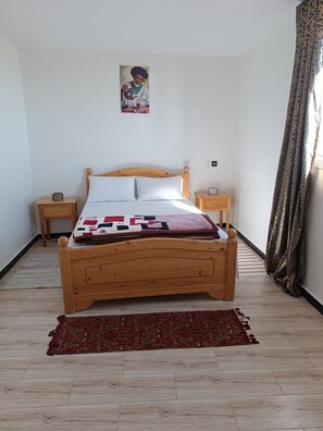 2 soverom, skrivebord, strykejern/-brett og reiseseng for barn