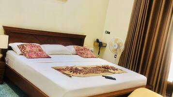 Phòng đôi Deluxe, ban công, quang cảnh núi | Bàn, khu vực làm việc phù hợp cho laptop, phòng cách âm