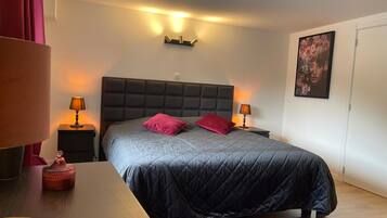 2 chambres, ameublement personnalisé, fer et planche à repasser