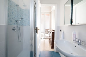 Dusche, Haartrockner, Handtücher, Seife