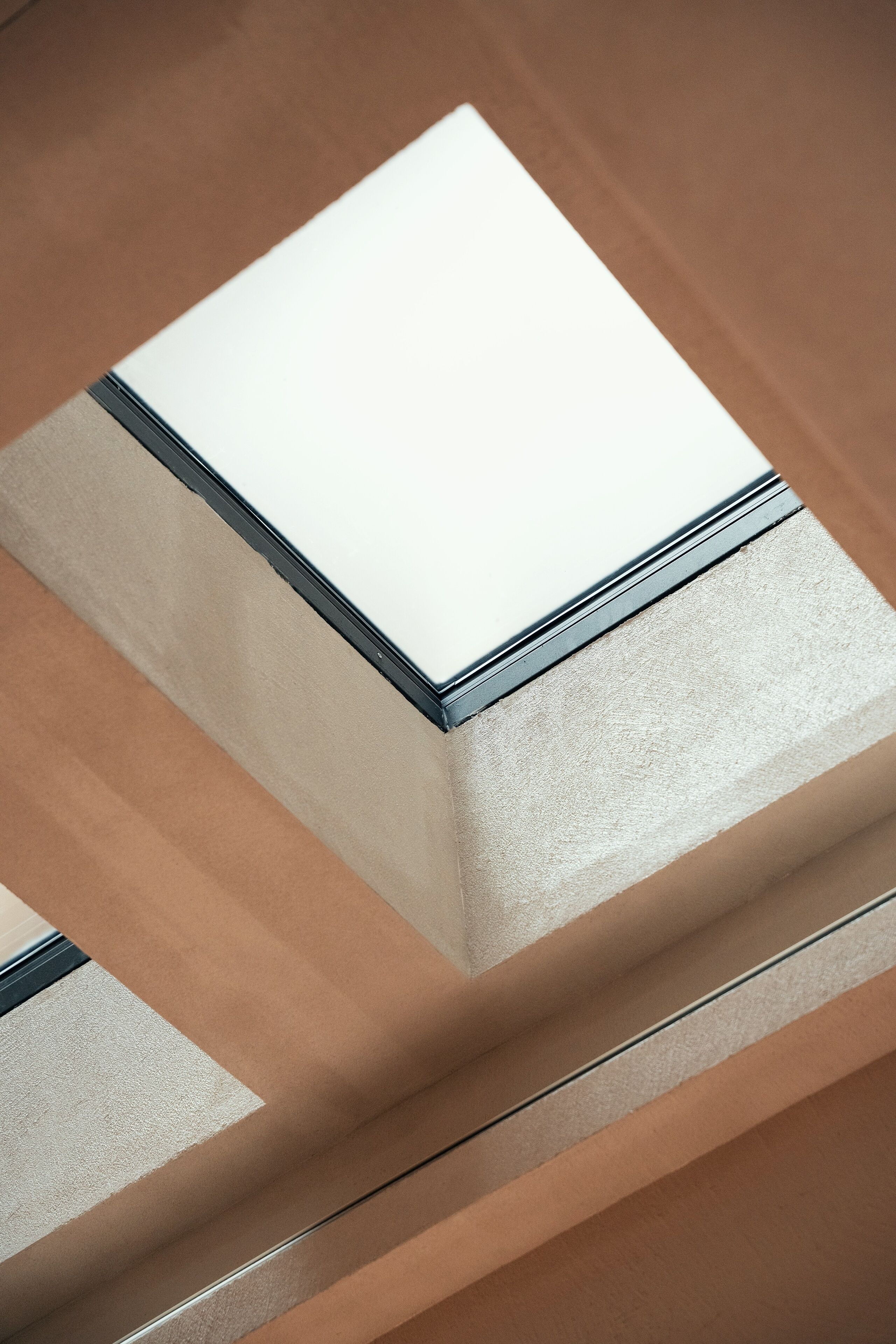 Un primer plano de una pared texturizada con un panel blanco y un borde negro.
