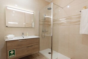 Hair dryer, towels, shampoo, toilet paper