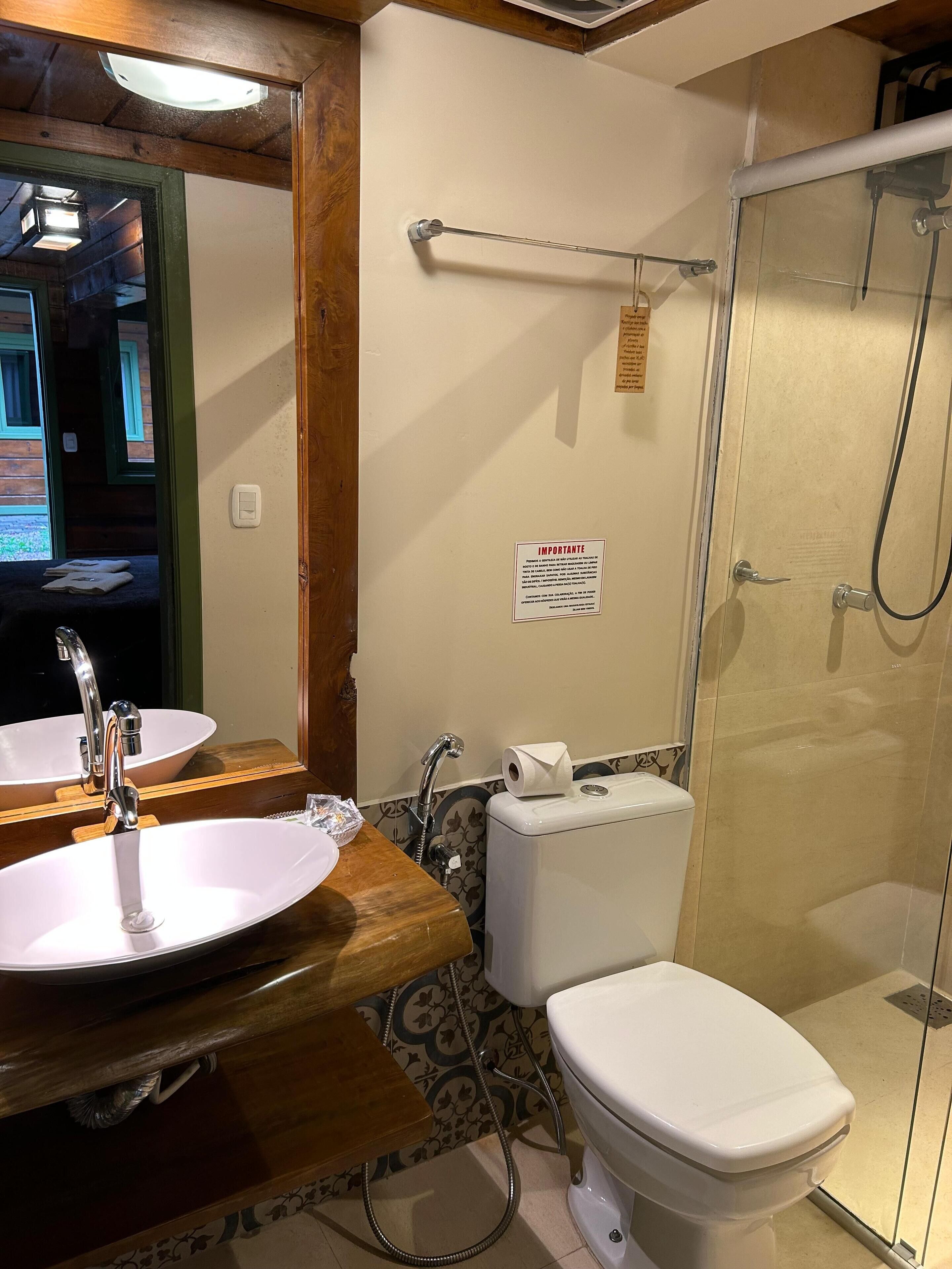 Ducha, secador de pelo, bidet, toallas