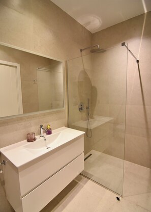 Dusche, Haartrockner, Bidet, Handtücher