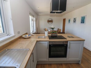 Dishwasher, cookware/dishes/utensils - Arfryn (Haverfordwest)