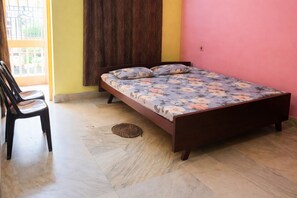 Desk, laptop workspace, free WiFi, bed sheets - Hotel Jagannath Inn Near Amrabati Park (Digha)