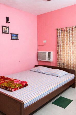 Escritorio, espacio para trabajar con un portátil, ropa de cama