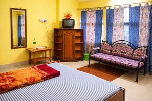 Escritorio, espacio para trabajar con un portátil, ropa de cama