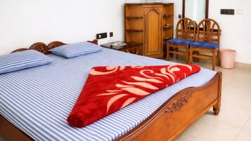 Dobbeltrom – deluxe, aircondition | Skrivebord, skrivebord for bærbar PC og sengetøy