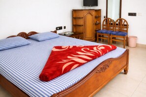 Habitación Deluxe doble, Aire acondicionado | Escritorio, espacio para trabajar con un portátil, ropa de cama