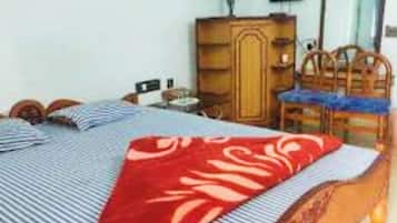 Escritorio, espacio para trabajar con laptop y ropa de cama