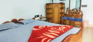 مكتب ومساحة عمل للكمبيوتر المحمول وملاءات أسرّة