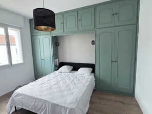 4 habitaciones, tabla de planchar con plancha y cuna de viaje 