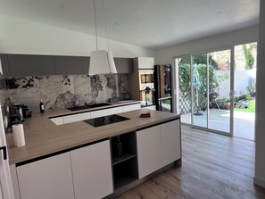 Refrigerador, microondas, horno y parrilla de estufa 