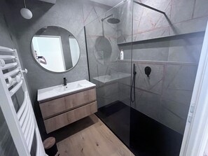Douche, séchoir à cheveux, savon, papier de toilette
