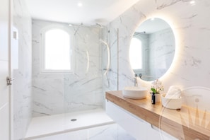 Shower, hair dryer, towels - La Manga Club Villa 64 (Atamaría)