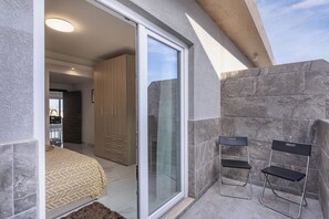 2 多间卧室、客房内保险箱、办公桌、熨斗/熨衣板