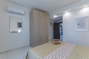 2 bedrooms, in-room safe, desk, iron/ironing board