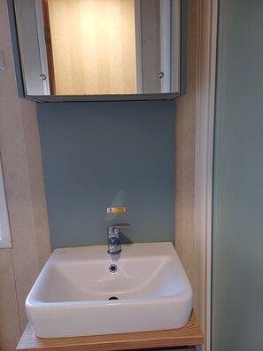 Douche, sèche-cheveux, savon, papier toilette